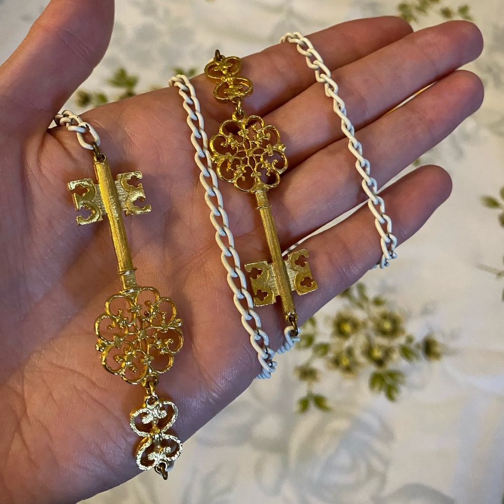 White & Gold Key Long Necklace